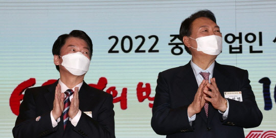 안철수(왼쪽) 국민의당 후보와 윤석열 국민의힘 후보. 연합뉴스